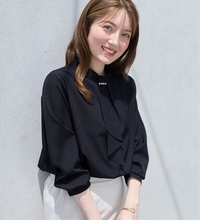 alotta（アロッタ）の「上品見えパール付きボウタイタックブラウス（ブラウス）」