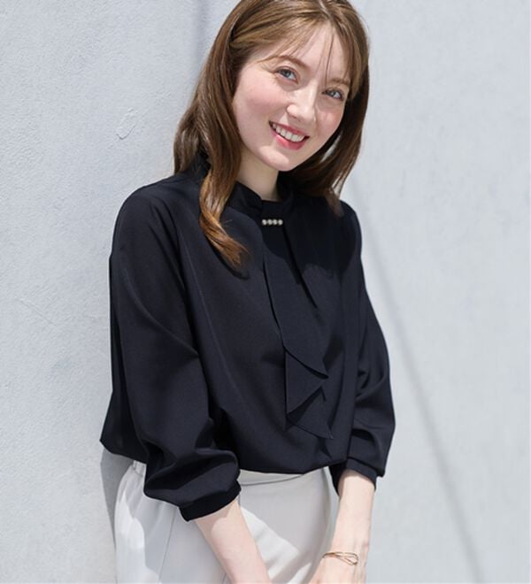 alotta（アロッタ）の「上品見えパール付きボウタイタックブラウス（ブラウス）」｜ネイビー