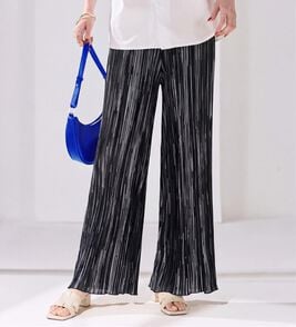 Viola e Viola（ヴィオラ エ ヴィオラ）の「着心地楽ちん！さらっと軽やかプリーツパンツ（フルレングスパンツ）」