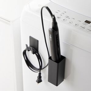 iellio（イエリオ）の「タワー　マグネットヘアーアイロン＆コードホルダー＜ｔｏｗｅｒ山崎実業＞（洗面用品）」｜ブラック