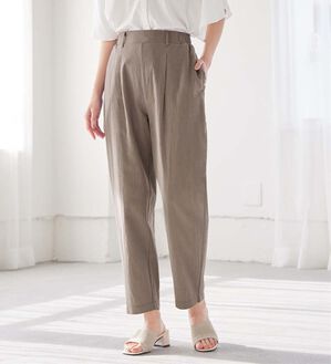 Viola e Viola（ヴィオラ エ ヴィオラ）の「綿１００％ゆるっとテーパードパンツ（テーパードパンツ）」｜モカ