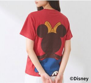 BELLUNA（ベルーナ）の「<Ｄｉｓｎｅｙ>【ミッキー＆ミニー】抱き着きプリントTシャツ（カットソー）」｜レッド（ミニー）