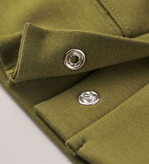 BELLUNA（ベルーナ）の「裾ボタン使いスタンドネックプルオーバー（カットソー）」｜詳細画像