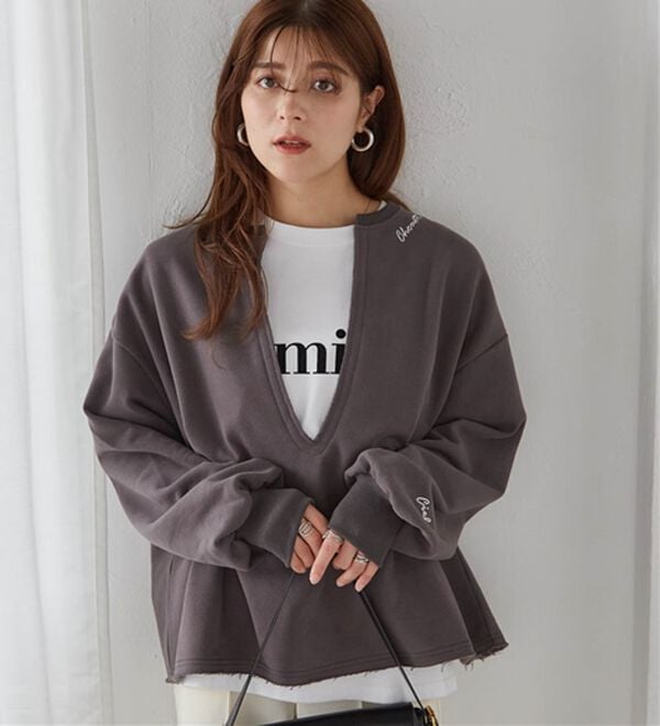 RANAN（ラナン）の「裏起毛Ｖネックロゴ刺しゅうスウェット（トレーナー・スウェット）」｜チャコール