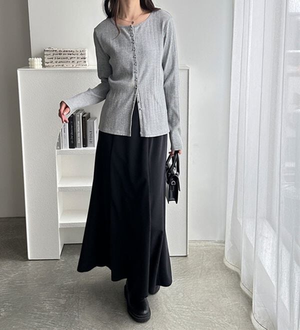 GeeRA（ジーラ）の「メニーボタンランダムリブトップス（カットソー）」｜詳細画像