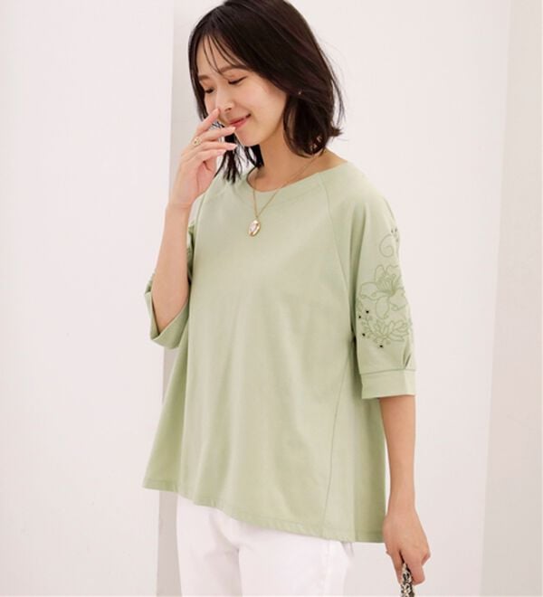 BELLUNA（ベルーナ）の「袖刺しゅうデザインＶネックプルオーバー（カットソー）」｜詳細画像