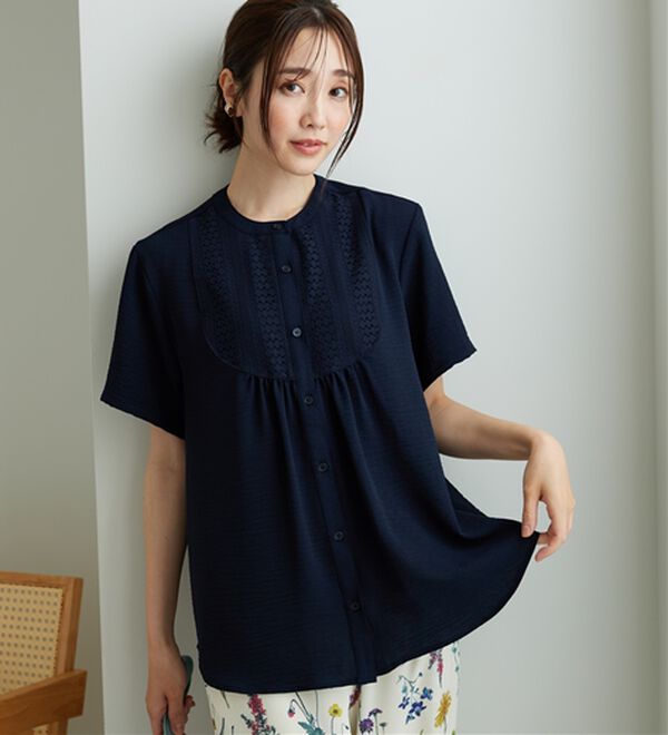 BELLUNA（ベルーナ）の「【2つの機能付き】お手入れ楽々！レース使いシャツチュニック（ブラウス）」｜詳細画像