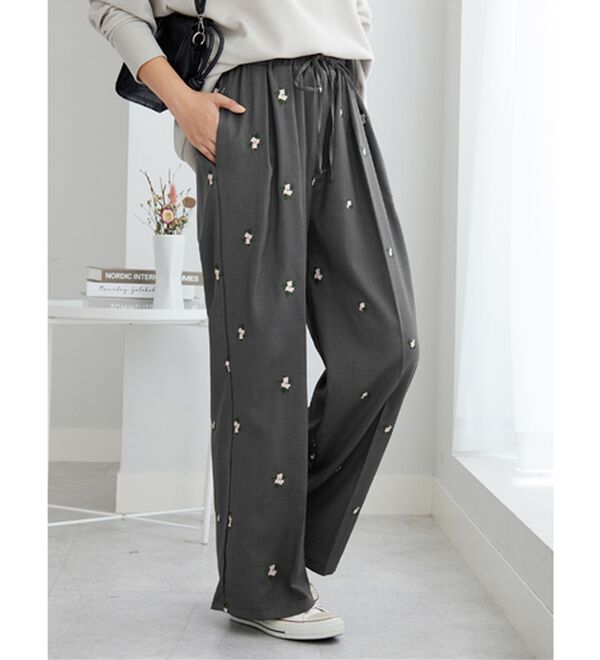 Viola e Viola（ヴィオラ エ ヴィオラ）の「花柄刺繍ＥＡＳＹストレートパンツ（フルレングスパンツ）」｜グレー