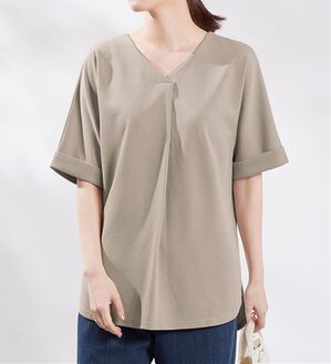 Viola e Viola（ヴィオラ エ ヴィオラ）の「【４つの機能付】ひんやり！すっきりＶネックＴシャツブラウス（カットソー）」｜グレージュ