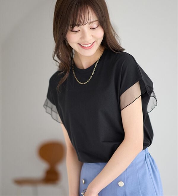 alotta（アロッタ）の「１枚でこなれ感！袖チュールデザイン綿混Ｔシャツ（Tシャツ）」｜ブラック