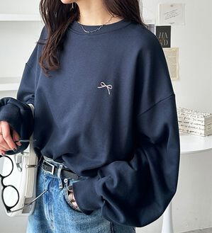 GeeRA（ジーラ）の「アソート刺しゅうショートスウェット（トレーナー・スウェット）」｜ネイビー