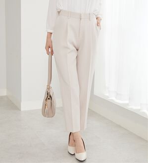 BELLUNA（ベルーナ）の「＜Ｃ／Ｓ＞センタータックテーパードパンツ（テーパードパンツ）」｜ベージュ