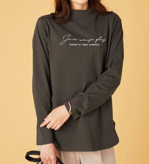 BELLUNA（ベルーナ）の「刺しゅうロゴ使いハイネックプルオーバー（カットソー）」｜チャコール