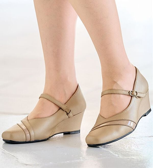 BELLUNA（ベルーナ）の「４Ｅ山羊革甲ストラップウェッジパンプス（パンプス）」｜詳細画像