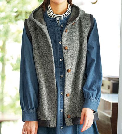 BELLUNA（ベルーナ）の「ループ風素材フード付ベスト（ベスト）」