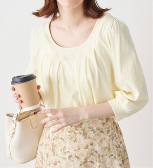 Viola e Viola（ヴィオラ エ ヴィオラ）の「【Ｍ～５Ｌ】綿１００％ふんわり胸元タックカットソー（カットソー）」｜クリーム