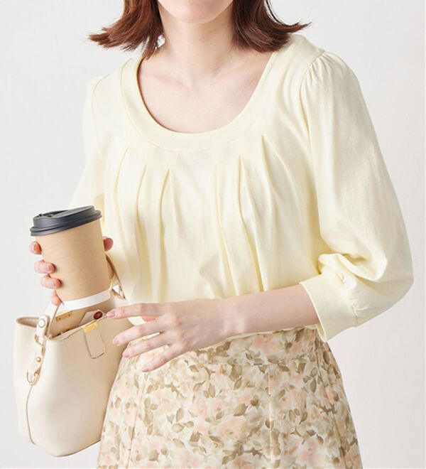 Viola e Viola（ヴィオラ エ ヴィオラ）の「【Ｍ～５Ｌ】綿１００％ふんわり胸元タックカットソー（カットソー）」｜クリーム