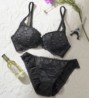 YU'NOW（ユナウ）の「ぷるるん谷間のノンワイヤーブラ＆ショーツ（ブラジャー＆ショーツセット）」｜ブラック／グレー
