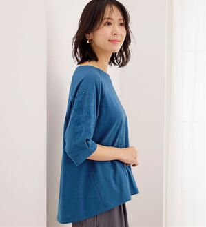 BELLUNA（ベルーナ）の「袖刺しゅうデザインＶネックプルオーバー（カットソー）」｜詳細画像