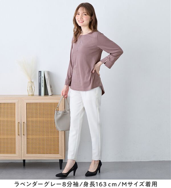 alotta（アロッタ）の「【選べる袖丈】柔らか綿混素材パール調ボタンＴシャツ（カットソー）」｜詳細画像