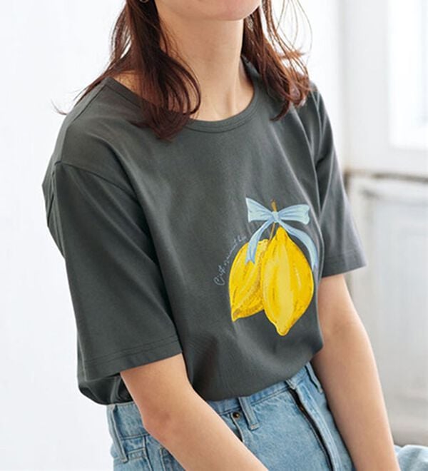 BELLUNA（ベルーナ）の「綿１００％プリントＴシャツ（Tシャツ）」｜チャコール・レモン