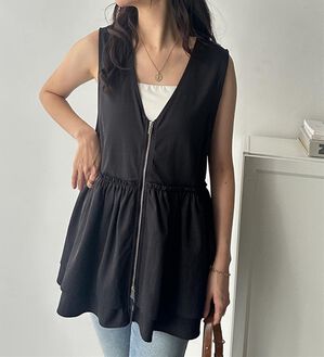 GeeRA（ジーラ）の「ダブルジップティアードベスト（ベスト）」｜ブラック