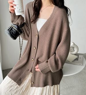 GeeRA（ジーラ）の「畦編みＶネックゴールドボタンカーディガン（その他カーディガン）」｜モカベージュ