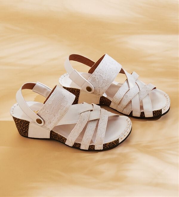 BELLUNA（ベルーナ）の「【３Ｅ／４Ｅ選べる】フットベットウェッジサンダル（サンダル・ミュール）」｜詳細画像