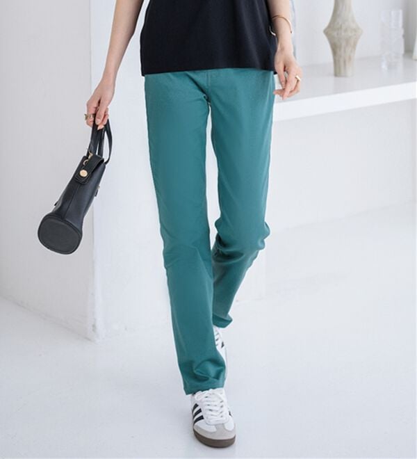 BELLUNA（ベルーナ）の「サラリ速乾！綿サテンストレッチカラーパンツ（フルレングスパンツ）」｜ターコイズグリーン
