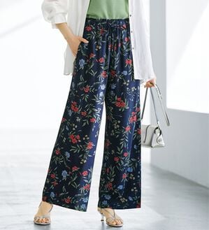 BELLUNA（ベルーナ）の「ヒンヤリ！レーヨン素材プリントワイドパンツ（ワイドパンツ・ガウチョ）」｜ネイビー系花柄