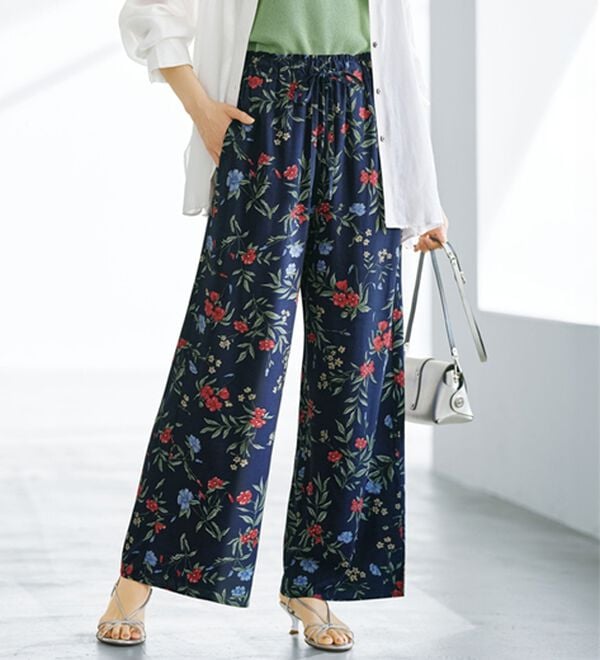 BELLUNA（ベルーナ）の「ヒンヤリ！レーヨン素材プリントワイドパンツ（ワイドパンツ・ガウチョ）」｜ネイビー系花柄