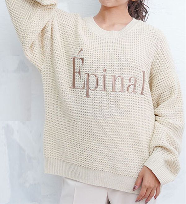 A HAPPY MARILYN（アハッピーマリリン）の「【ＬＬ～４Ｌ】刺繍ロゴ入りざっくり編みニット（ニット・セーター）」｜ベージュ