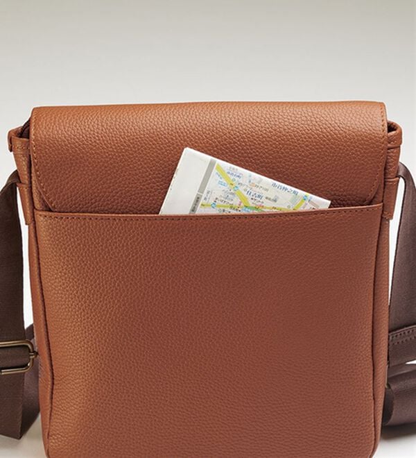 「＜クロコダイル＞レザーフラップショルダー（メンズショルダーバッグ）」｜詳細画像