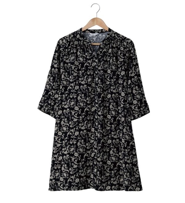 BELLUNA（ベルーナ）の「レーヨンプリントギャザー使いワンピース（その他ワンピース）」｜黒系花柄