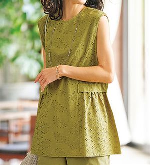 BELLUNA（ベルーナ）の「カットワーク刺しゅうノースリーブブラウス（ブラウス）」｜オリーブイエロー