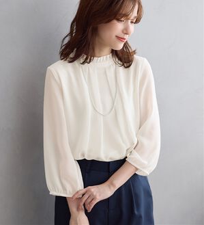 Viola e Viola（ヴィオラ エ ヴィオラ）の「フリル衿シフォンタックブラウス（ブラウス）」｜オフホワイト