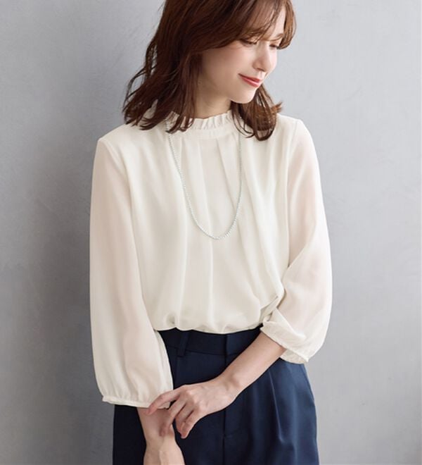 Viola e Viola（ヴィオラ エ ヴィオラ）の「フリル衿シフォンタックブラウス（ブラウス）」｜オフホワイト