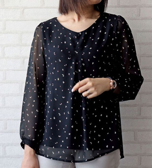 BELLUNA（ベルーナ）の「タック使いシフォンプリントブラウス（ブラウス）」｜ネイビー系小紋柄