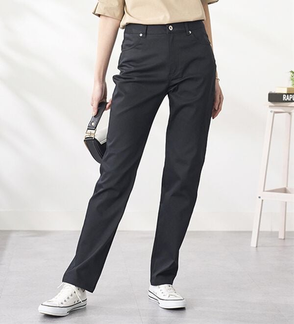 BELLUNA（ベルーナ）の「サラリ速乾！綿サテンストレッチカラーパンツ（フルレングスパンツ）」｜黒