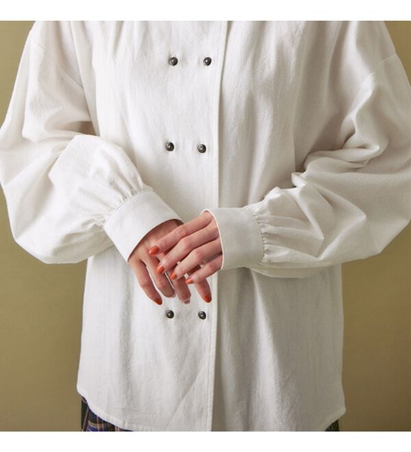 Viola e Viola（ヴィオラ エ ヴィオラ）の「さりげなく表面感を、綿１００%ダブルボタンブラウス（ブラウス）」｜詳細画像