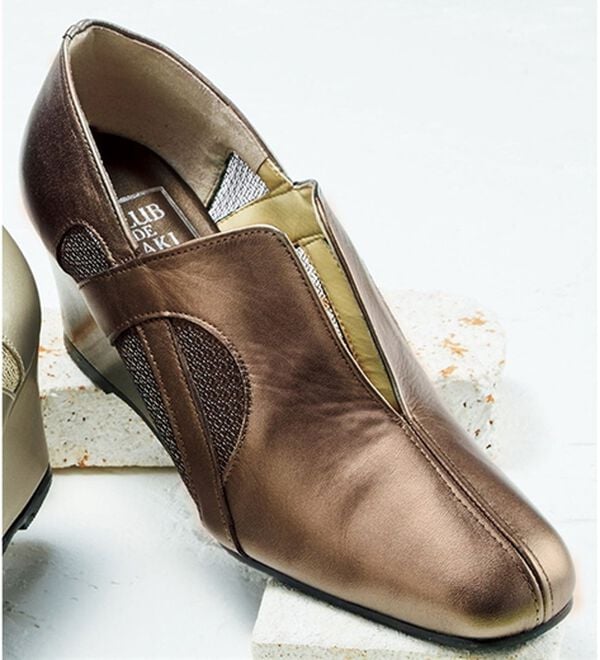 BELLUNA（ベルーナ）の「４Ｅ牛革エレガントラインシューズ（パンプス）」｜ブロンズ