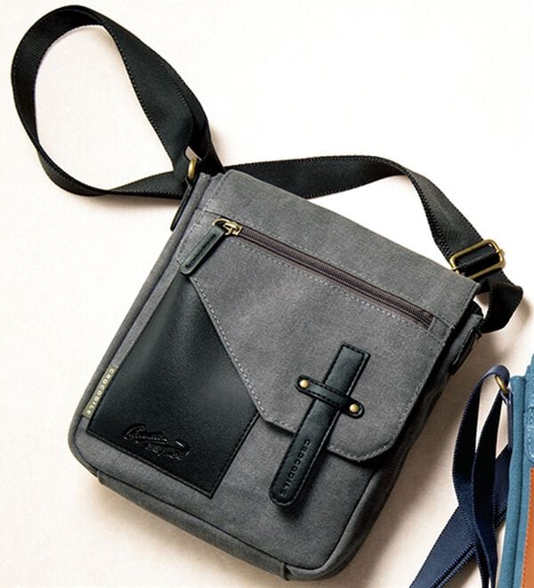 「＜クロコダイル＞洗い加工帆布スマートショルダー（メンズショルダーバッグ）」｜グレー