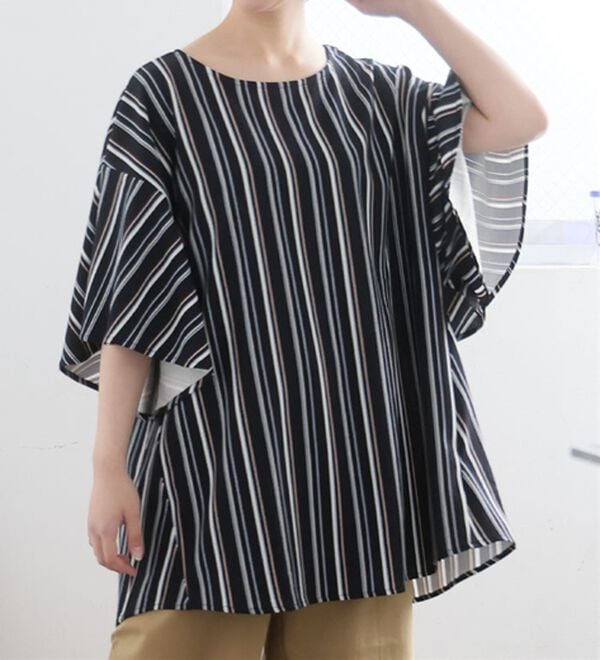 A HAPPY MARILYN（アハッピーマリリン）の「【Ｌ～６Ｌ／選べる丈】チラ見え防止！半袖フレアートップス（ブラウス）」｜ネイビーストライプ