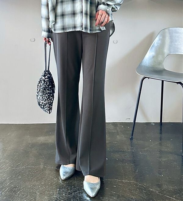 GeeRA（ジーラ）の「センターラインセミフレアカットパンツ（フルレングスパンツ）」｜詳細画像