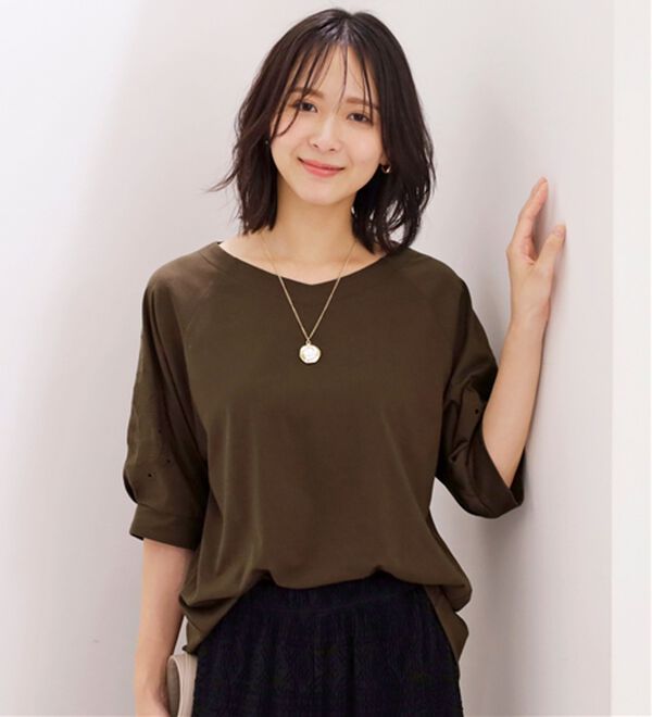 BELLUNA（ベルーナ）の「袖刺しゅうデザインＶネックプルオーバー（カットソー）」｜詳細画像