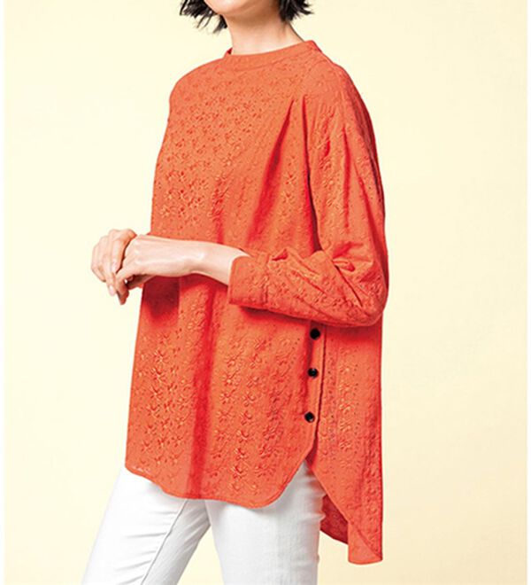 VINNO（ヴィノ）の「綿１００％小花刺しゅうゆったりブラウス（ブラウス）」｜オレンジ