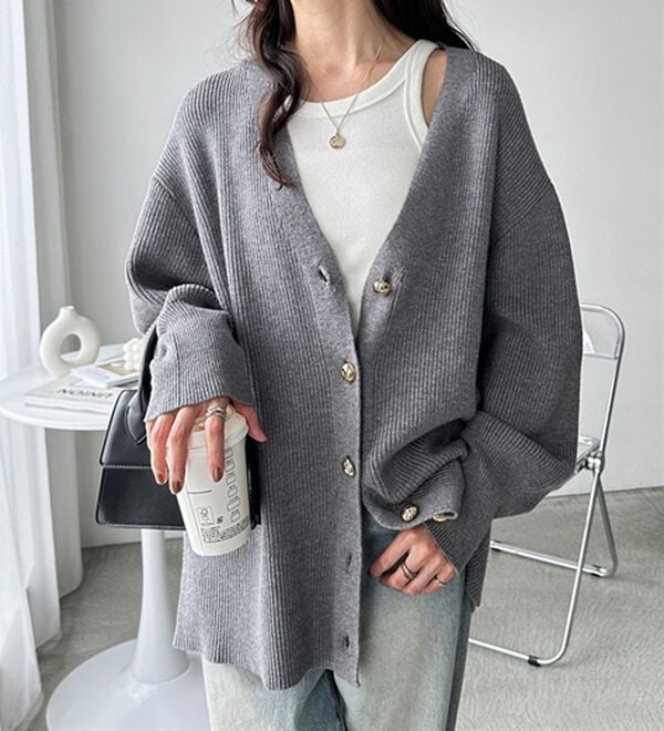 畦編みVネックゴールドボタンカーディガン - ベルーナ【公式】