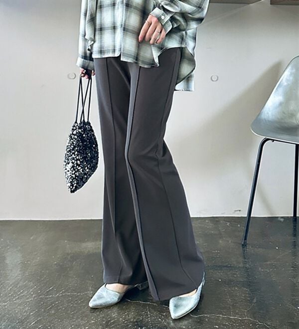 GeeRA（ジーラ）の「センターラインセミフレアカットパンツ（フルレングスパンツ）」｜詳細画像