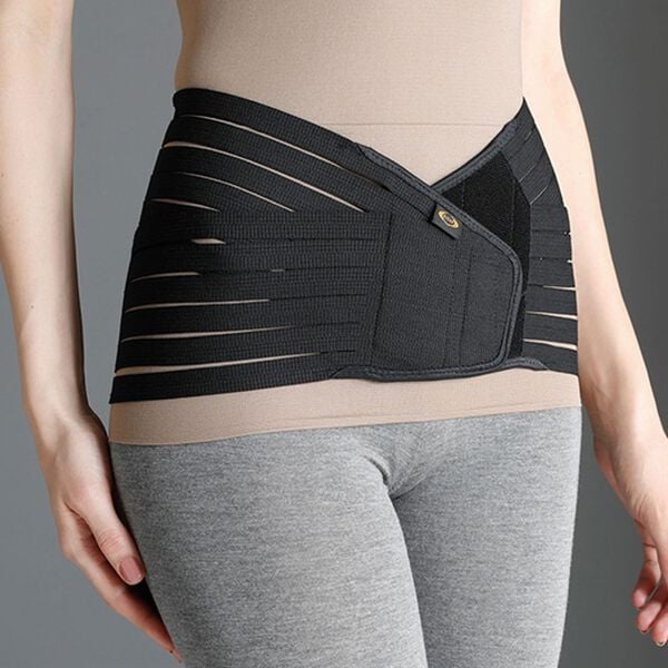 LAVIENNE（ラヴィエンヌ）の「＜ライザップ＞腰サポーター（サポーター・肩腰膝ケア）」｜ブラック