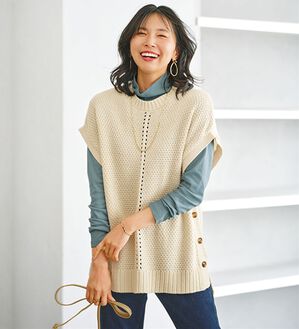 BELLUNA（ベルーナ）の「ボタン使いゆったりニットベスト（ベスト）」｜アイボリー